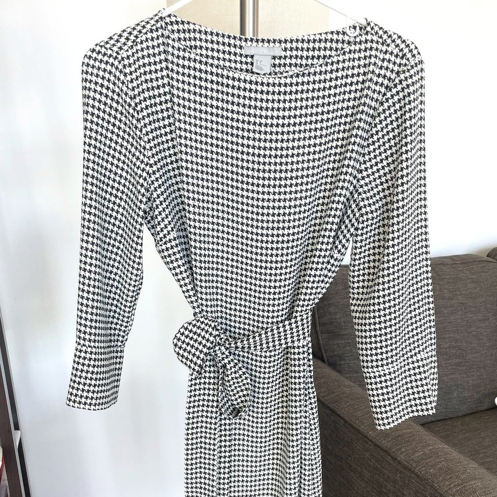 H and M Houndstooth dress with adjustable belt and silver button sleeve Size 8